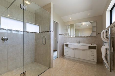 Photo of property in 10 Ashburn Close, Orewa, 0931