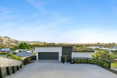 Photo of property in 68 Kakariki Grove, Waikanae, 5036