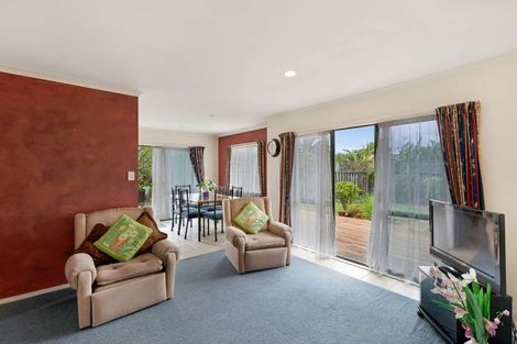 Photo of property in 18 Liddesdale Place, Papakura, 2110
