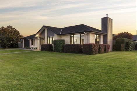 Photo of property in 2 Kowhai Drive, Cambridge, 3434