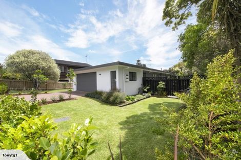 Photo of property in 9 Woodfern Crescent, Titirangi, Auckland, 0604