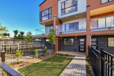 Photo of property in 2/644 Te Atatu Road, Te Atatu Peninsula, Auckland, 0610