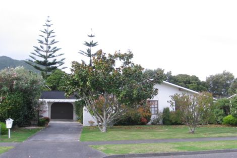 Photo of property in 32 Rewarewa Crescent, Waikanae, 5036