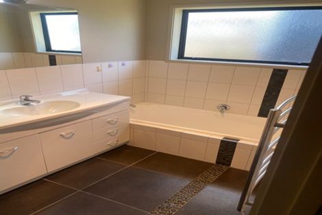 Photo of property in 5 Montrose Place, Highlands Park, New Plymouth, 4312