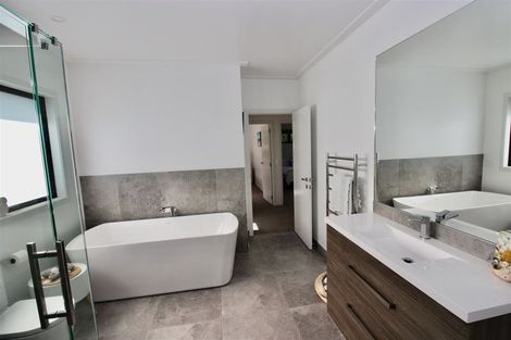 Photo of property in 70 Leeward Drive, Whitianga, 3510