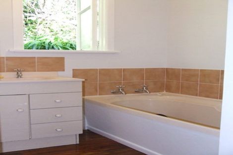 Photo of property in 4 Royston Way, Newlands, Wellington, 6037