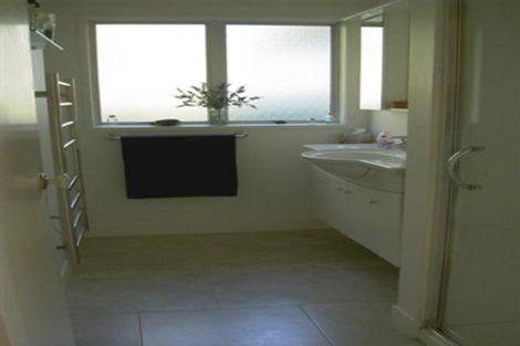 Photo of property in 2/20 Russell Street, Stanley Point, Auckland, 0624