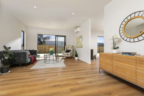 Photo of property in 39 Mcindoe Road, Kumeu, 0810