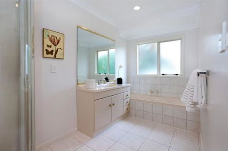 Photo of property in 28 Frank Nobilo Drive, Golflands, Auckland, 2013