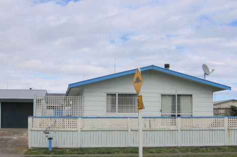 Photo of property in 28 Cousins Avenue East, Foxton Beach, Foxton, 4815