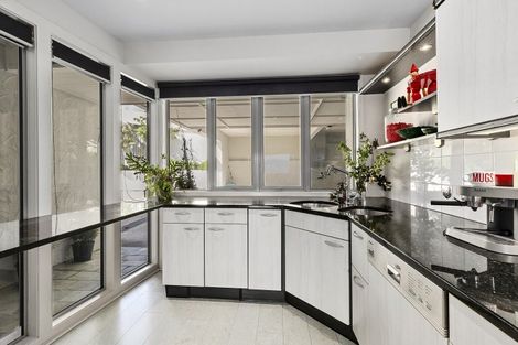 Photo of property in Beauport Apartments, 30u2 The Crescent, Roseneath, Wellington, 6011