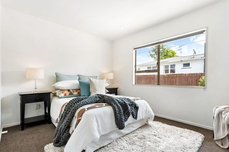 Photo of property in 9 Rewarewa Road, Te Atatu Peninsula, Auckland, 0610