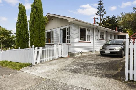 Photo of property in 19 Akaroa Drive, Maupuia, Wellington, 6022