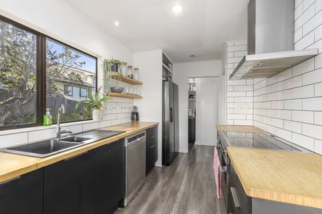 Photo of property in 28 Arahanga Grove, Maupuia, Wellington, 6022