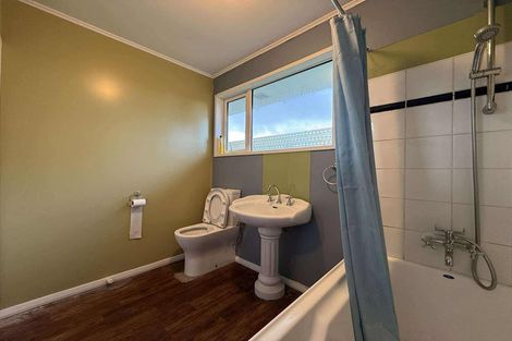 Photo of property in 52 Ruskin Road, Newlands, Wellington, 6037