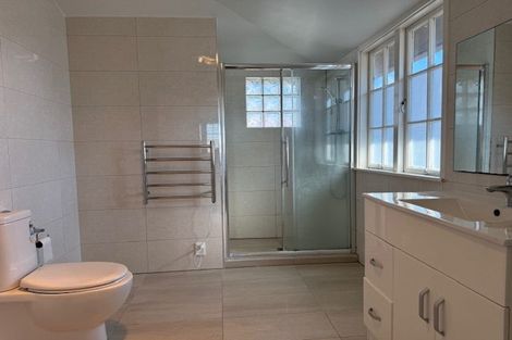 Photo of property in 115 Pupuke Road, Northcote, Auckland, 0627