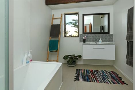 Photo of property in 3/98 Roberts Road, Te Atatu South, Auckland, 0610