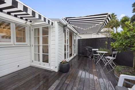 Photo of property in 251a Courtenay Street, Strandon, New Plymouth, 4312