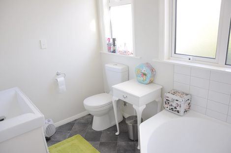 Photo of property in 122 Donald Street, Karori, Wellington, 6012
