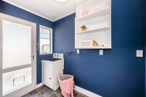 Photo of property in 33 Rewarewa Crescent, Waikanae, 5036