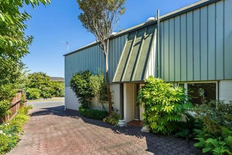 Photo of property in 8 Guinness Crescent, Ilam, Christchurch, 8041