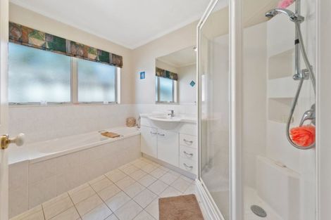 Photo of property in 13 Maghera Drive, East Tamaki Heights, Auckland, 2016