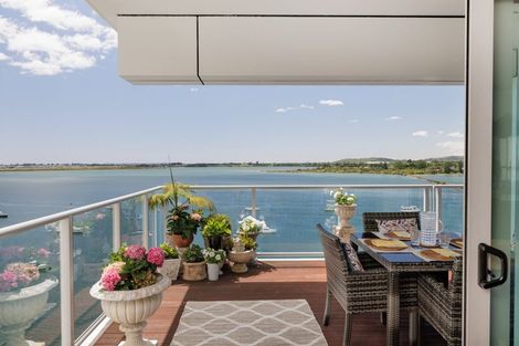 Photo of property in 72 Devonport Road, Tauranga, 3110