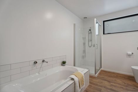 Photo of property in 5 Matakanui Lane, Wanaka, 9305