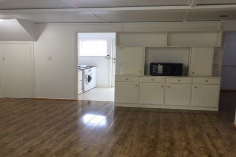 Photo of property in 2 Easton Park Parade, Glenfield, Auckland, 0629