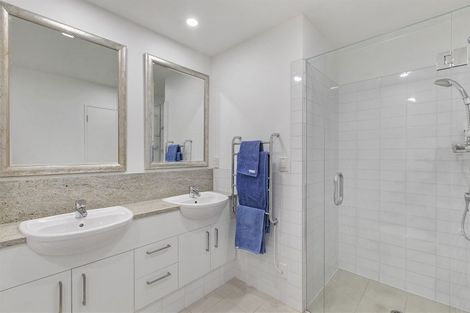 Photo of property in 2a/2 Frieston Road, Milford, Auckland, 0620