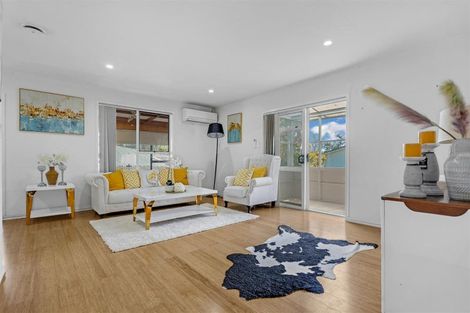 Photo of property in 2/3 Barron Drive, Green Bay, Auckland, 0604
