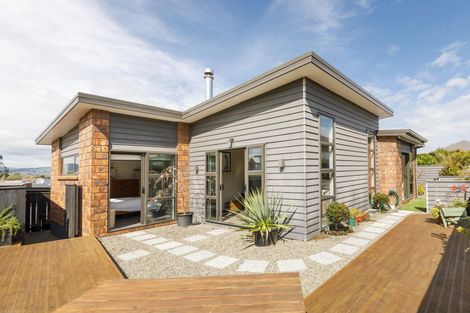 Photo of property in 18 Galea Grove, Kelvin Grove, Palmerston North, 4414