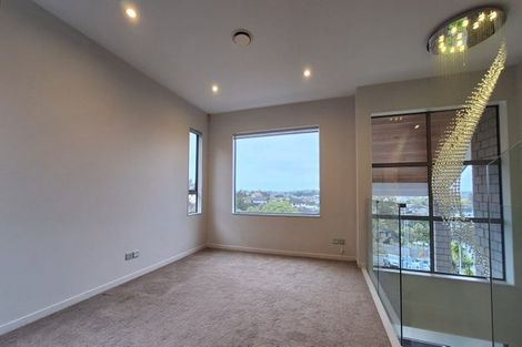 Photo of property in 8 Bintulu Place, Fairview Heights, Auckland, 0632
