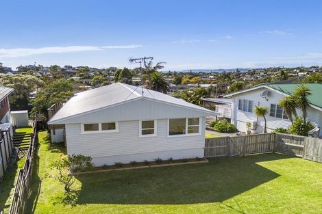 Photo of property in 13 Red Beach Road, Red Beach, 0932