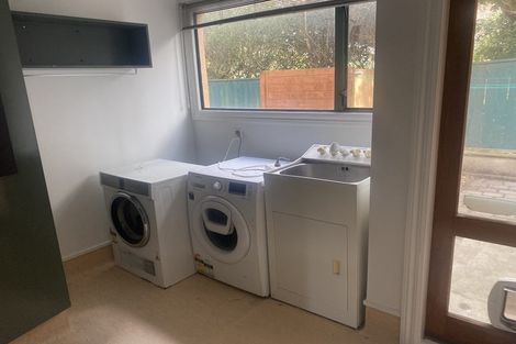 Photo of property in 28 Eccleston Hill, Thorndon, Wellington, 6011