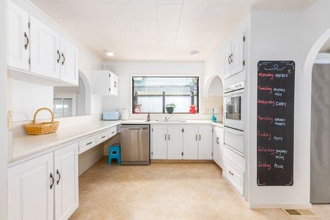 Photo of property in 68 Kahu Road, Paremata, Porirua, 5024
