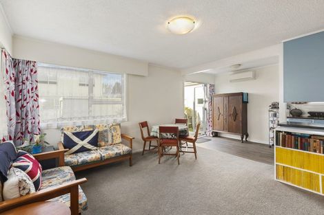 Photo of property in 115f2 Queens Drive, Lyall Bay, Wellington, 6022
