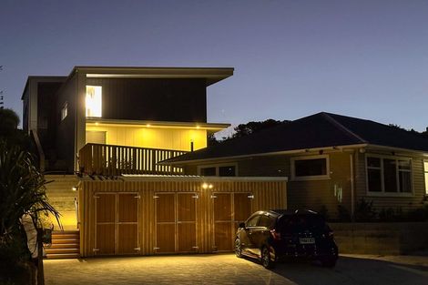 Photo of property in 4 Black Rock Road, Newlands, Wellington, 6037