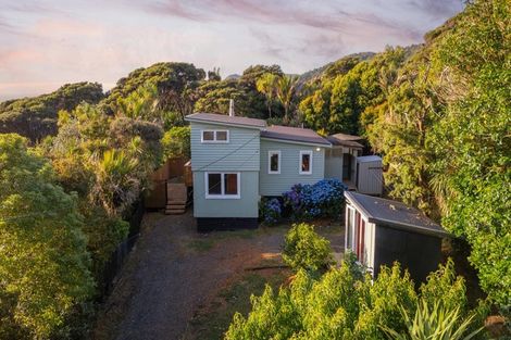 Photo of property in 132 Seaview Road, Piha, New Lynn, 0772