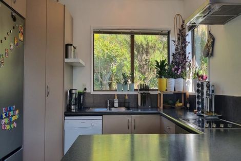 Photo of property in 11 Fernhaven Grove, Newlands, Wellington, 6037