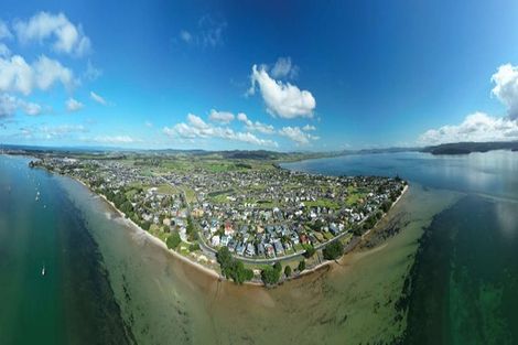 Photo of property in 32 Te Piriti Road, One Tree Point, 0118