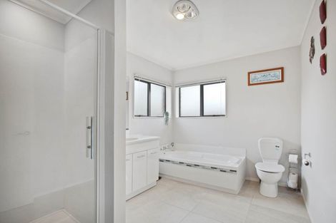 Photo of property in 18 Deanna Drive, West Harbour, Auckland, 0618