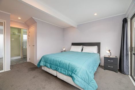 Photo of property in 3 Foyle Place, Glendene, Auckland, 0602