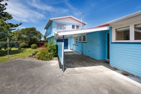 Photo of property in 17 Piper Place, Roslyn, Palmerston North, 4414