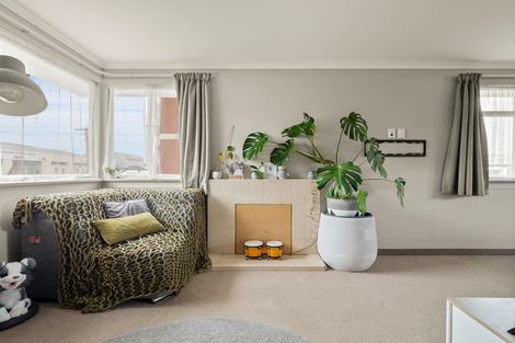 Photo of property in 73 Macandrew Road, South Dunedin, Dunedin, 9012