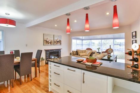 Photo of property in 16 Limmer Place, Browns Bay, Auckland, 0632