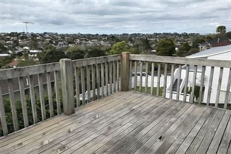 Photo of property in 17 Theban Place, Totara Vale, Auckland, 0629