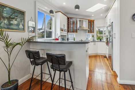 Photo of property in 101 Apu Crescent, Lyall Bay, Wellington, 6022