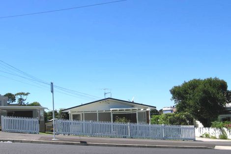 Photo of property in 1/9 East Coast Road, Milford, Auckland, 0620