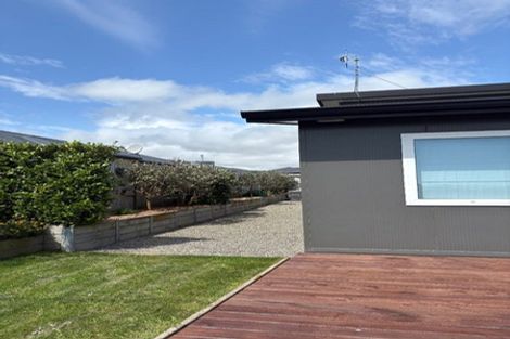 Photo of property in 18 Monaco Grove, Fitzherbert, Palmerston North, 4410